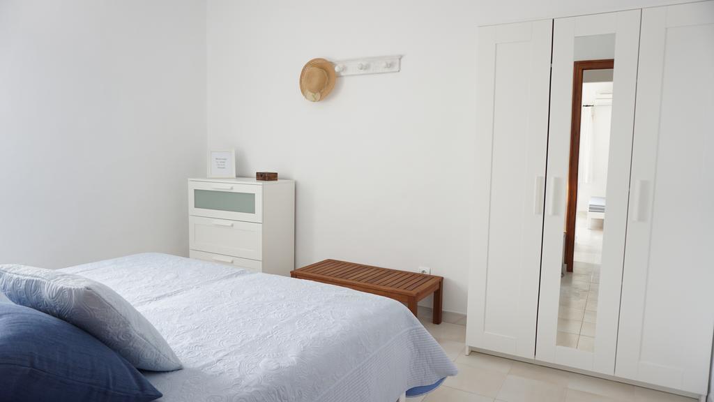 Astbury Apartments Ses Platgetes Ес Кало Екстериор снимка
